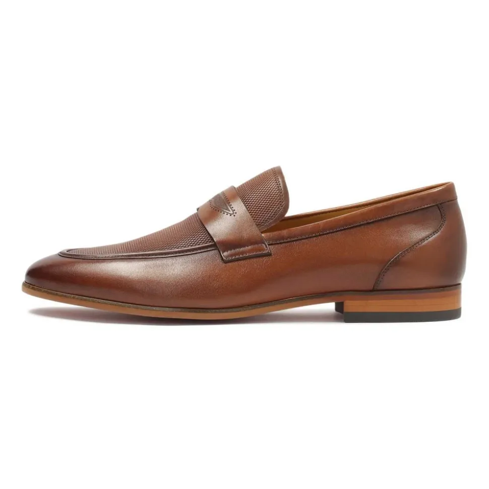 Bruine leren loafers met reliëf.Dit product valt groot uit.