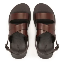 Bruine leren sandalen op een rechte zool