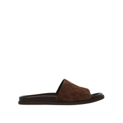Bruine sandalen met bandjes en gesp