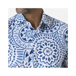 Wit overhemd met blauwe motieven