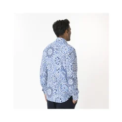 Wit overhemd met blauwe motieven
