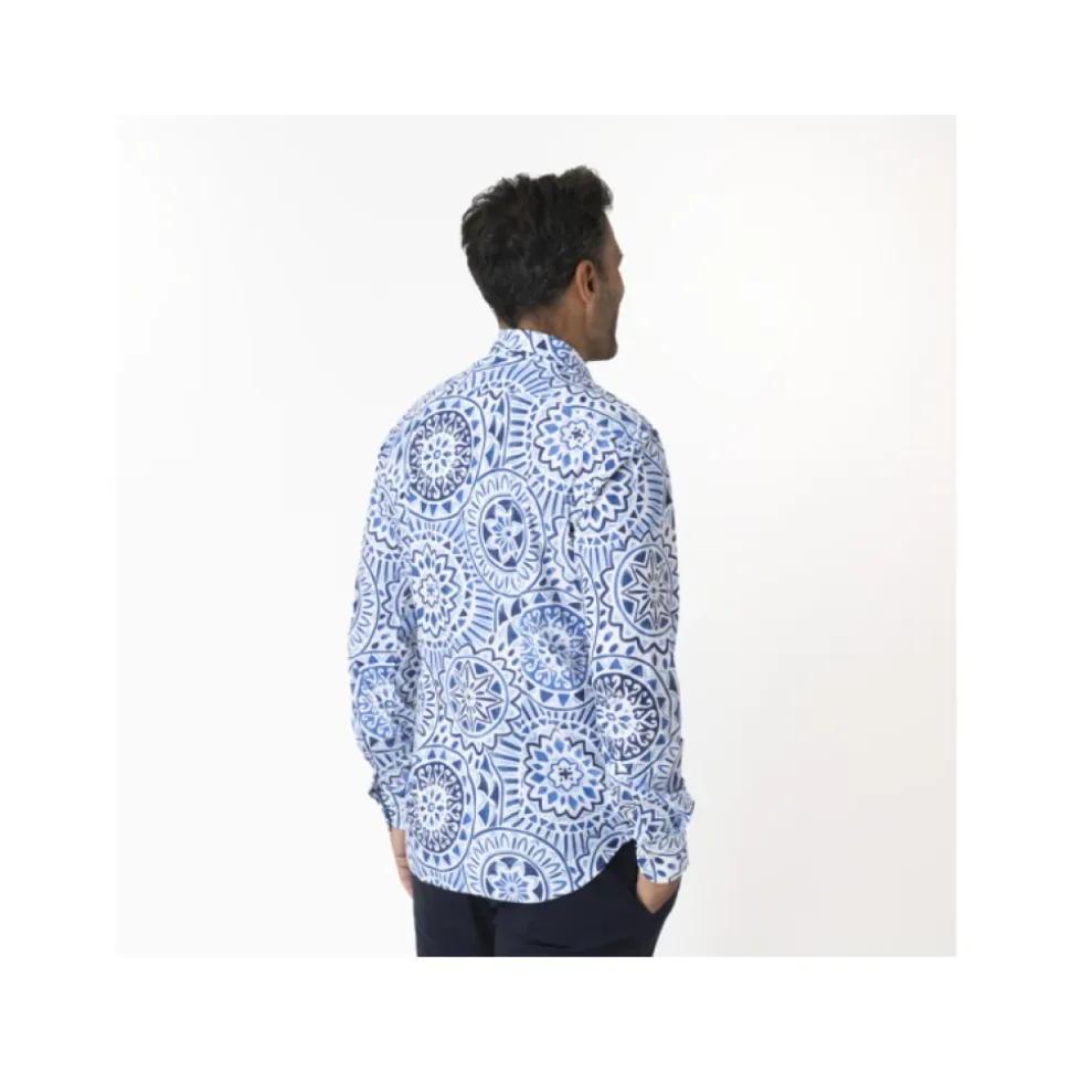 Wit overhemd met blauwe motieven