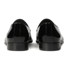 Zwarte gelakte loafers met een clutch.Dit product valt klein uit.