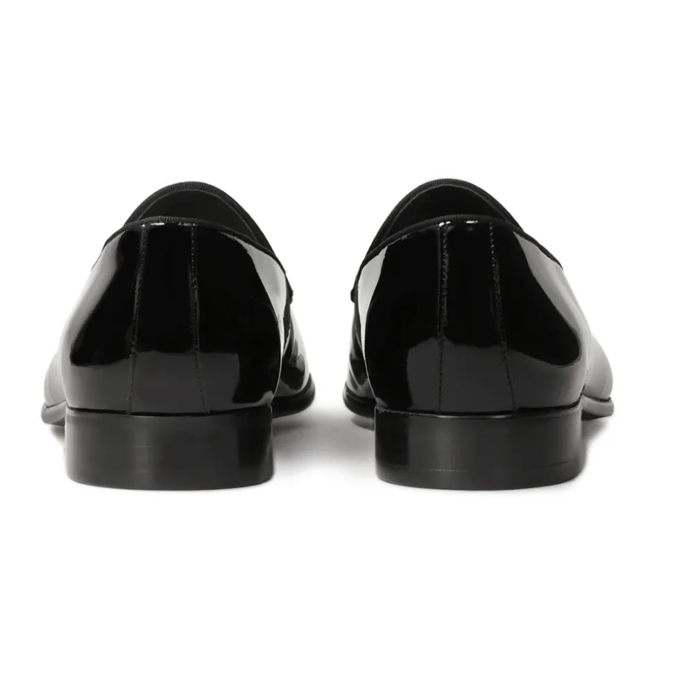 Zwarte gelakte loafers met een clutch.Dit product valt klein uit.