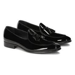 Zwarte gelakte loafers met een clutch.Dit product valt klein uit.