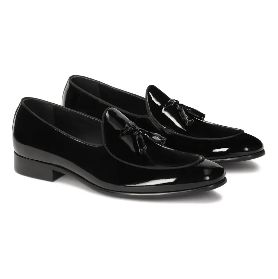 Zwarte gelakte loafers met een clutch.Dit product valt klein uit.