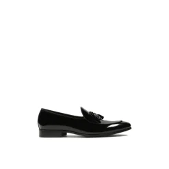 Zwarte gelakte loafers met een clutch.Dit product valt klein uit.