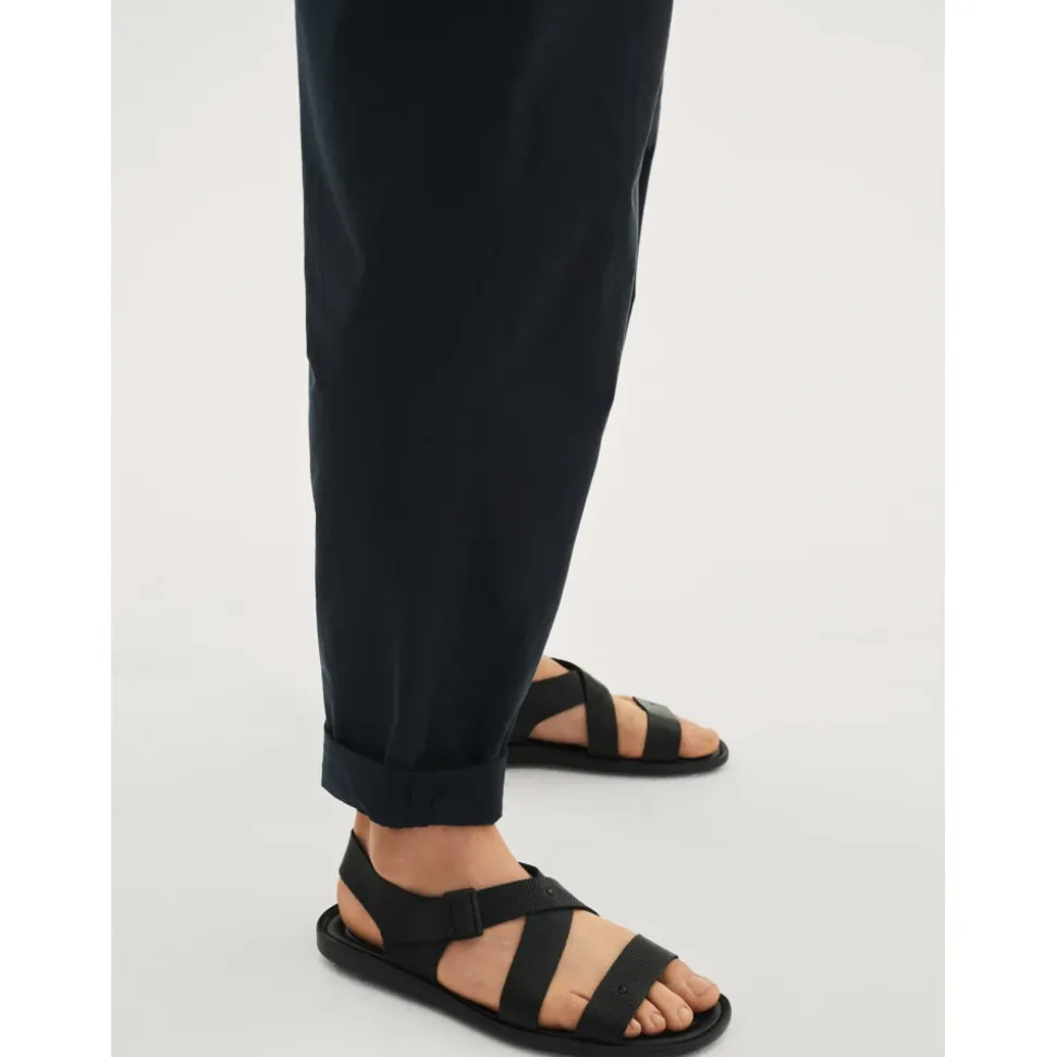 Zwarte sandalen voor heren.Dit product valt groot uit.
