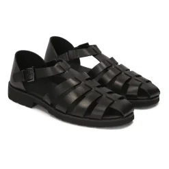 Zwarte sandalen voor mannen met een bedekte hak en een teen.Dit product valt groot uit.