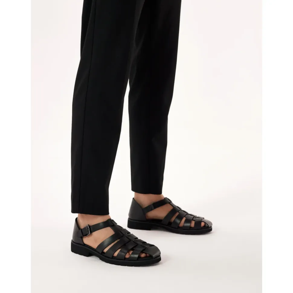 Zwarte sandalen voor mannen met een bedekte hak en een teen.Dit product valt groot uit.